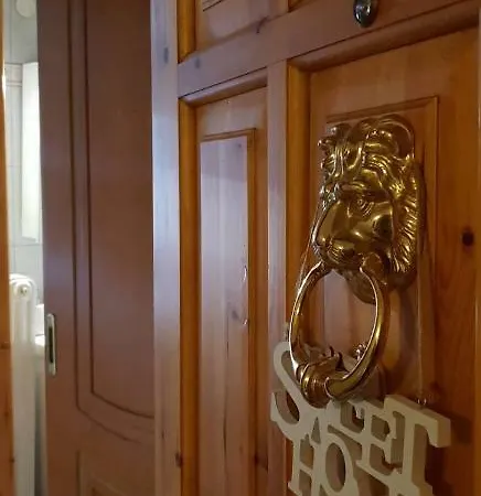 アパート Cozy In Center With Private Parking!