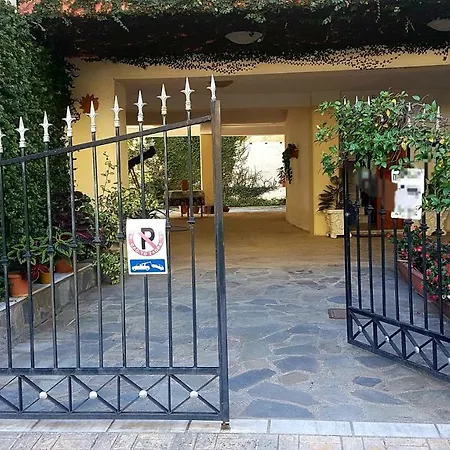 Cozy In Center With Private Parking! アパート