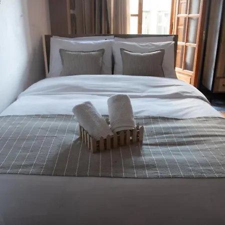 Cozy In Center With Private Parking! Appartement