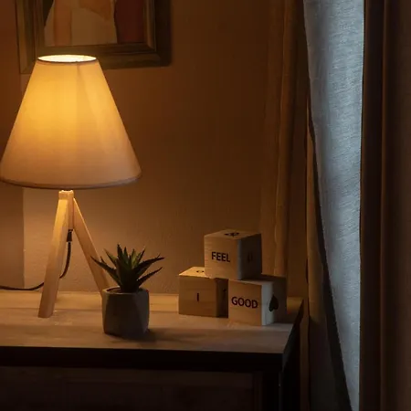 Cozy In Center With Private Parking! *