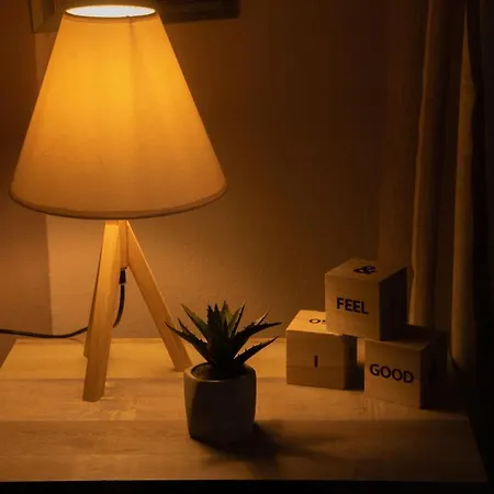 Cozy In Center With Private Parking!