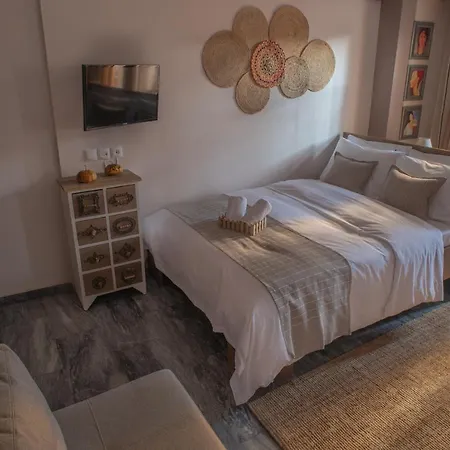 Cozy In Center With Private Parking!