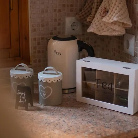 Cozy In Center With Private Parking!