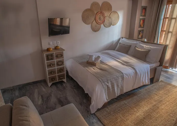 Cozy In Center With Private Parking!