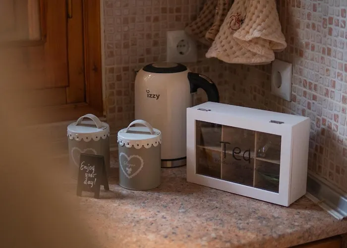 Cozy In Center With Private Parking!